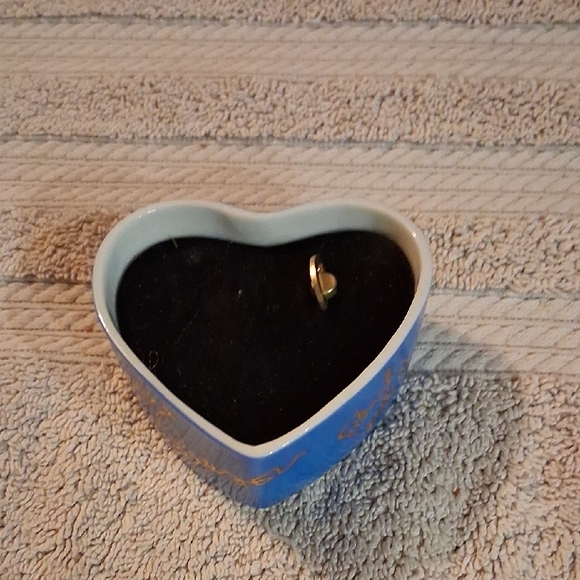 The Beatles Heart-Shaped Ceramic Box - Red and Blue - Picture 2 of 3